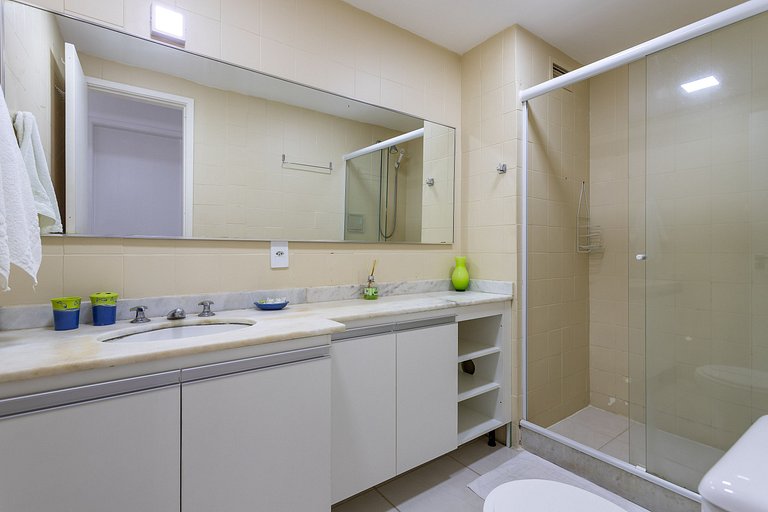 Apartamento en Barra con Vista al Mar y Piscina
